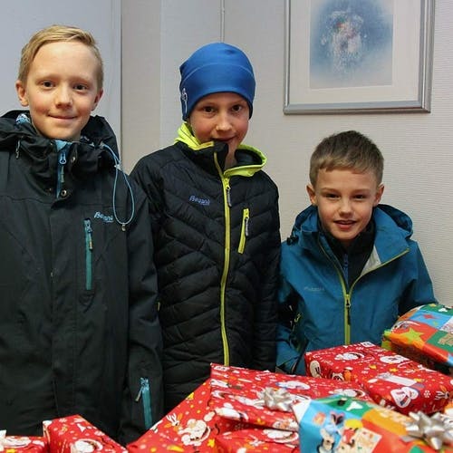 Gutane, Jonas, Fabian og Henrik, var ivrige deltakarar i pantinga. – Vi fant flasker for 740 kroner berre i vår garasje, fortel Henrik stolt.