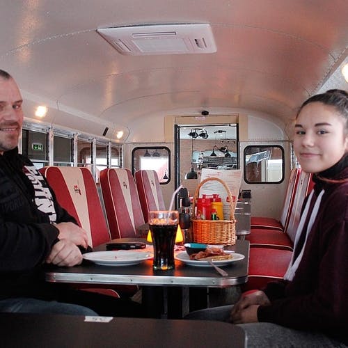 Far og dotter Winther Hansen la lunsjen til skulebussen i dag. (Foto: Cathrin Valestrand)