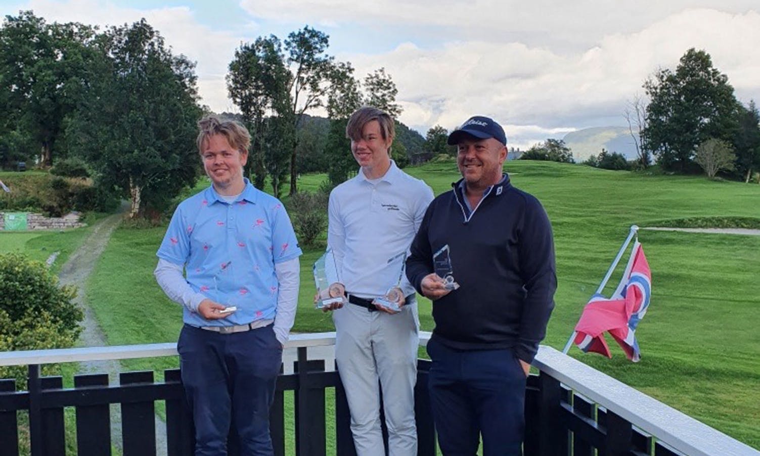 Matthias Pedersen, Nils Gunnar Holemark og Tobias Arntzen trona øverst blandt herrene i årets klubbmeisterskap i golf. Foto: Bjarte Wiberg.