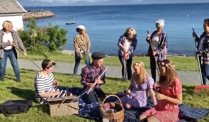 Bonderomanikk i skjergarden på Os Musikkforening sin video. (Skjermskudd, foto: Asle Bentzen)