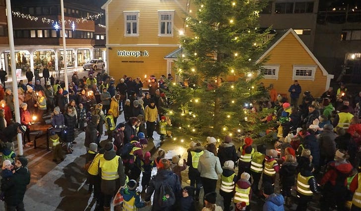 Julegrana blei tent ganske presis klokka 17.30. (Foto: Kjetil Vasby Bruarøy)