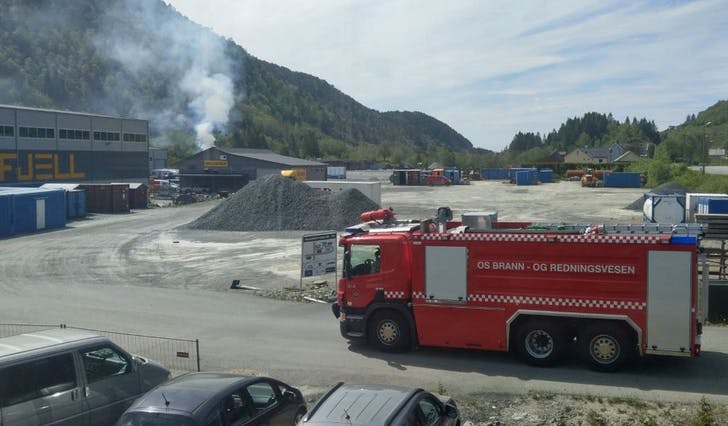 Ei trebåt sto i full fyr då brannvesenet kom fram til industriområdet. (Lesarbilde, tips@midtsiden.no. Foto: Andrzej Golucki)