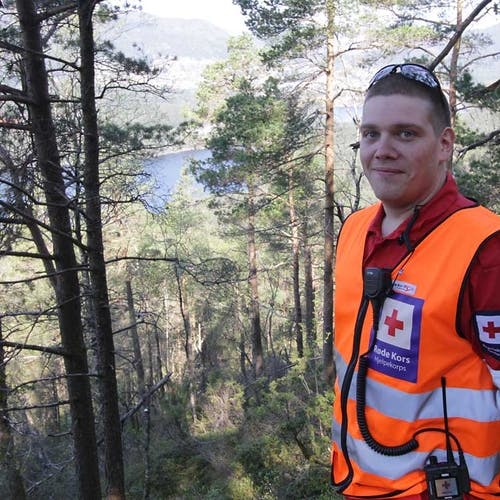 Kenneth Carslon på vakt for Os Røde Kors hjelpekorps. (Foto: KVB)