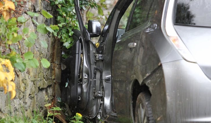 Bilen trilla til den stoppa i ein mur. Ingen i bilen blei skadd, men bilførar, som var utanfor bilen, blei påkøyrd. (Foto: Kjetil Vasby Bruarøy)