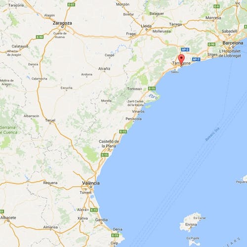 Tarragona ligg ved sjøen, ein time sør for Barcelona. (Google Maps)