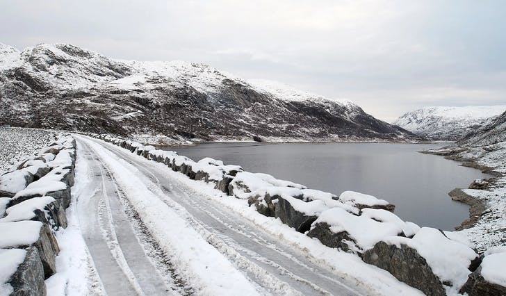 Magasinfyllingen i Vest-Norge (NO5) var 69 prosent ved utgangen av fjerde kvartal, som er 2 prosentpoeng over normalnivået. Bildet viser Steinslandsvatnet i Modalsvassdraget. (Arkivbilde, foto: Eviny)