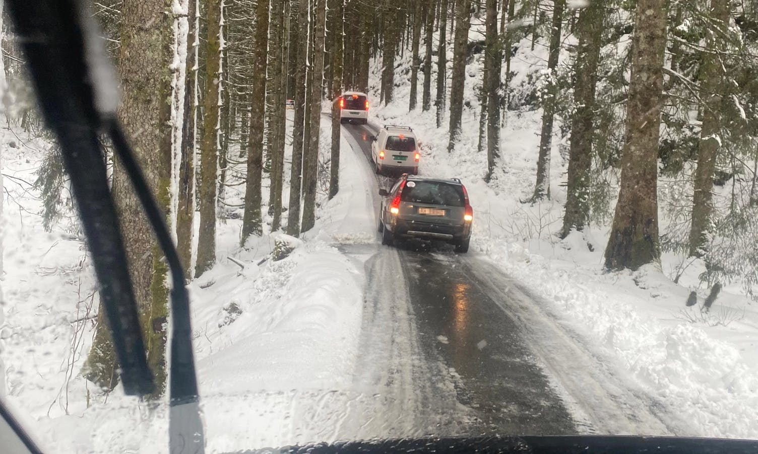 Også i Langedalen blei det vanskar i trafikken torsdag ettermiddag. (Lesarbilde, foto: Sjur Lepsøy)
