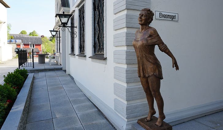 Før 17. mai kom denne Arne Mæland-skulpturen på plass ved den nye gata «Elvasmoget». (Foto: Kjetil Vasby Bruarøy)