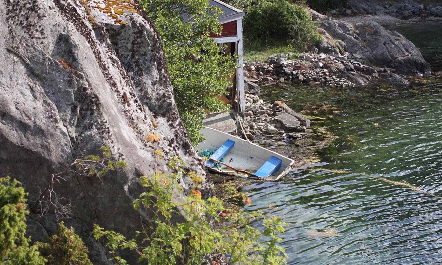 På Askvikneset ligg det fleire båtar som kommunen, som grunneigar, jobbar med å få fjerna (foto: AH)