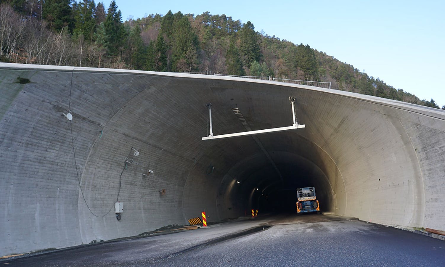 Det eine løpet er stengt for å gje Thunestvedt og ABB trygge arbeisforhold. (Foto: KVB)