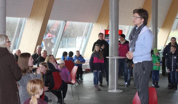 Kurator Marianne Gathe helsa dei unge kunstnarane ved utstillingsopninga (foto: Andris Hamre)