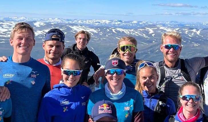 Erling Øyasæter (bakerst i svart) og deler av resten av landslaget på høydetrening. (Foto: Norges Skøyteforbund)