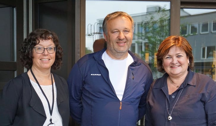 Elisabeth Totland, Tom Leonsen og Trine Lindborg utanfor rådhuset i dag. (Foto: Kjetil Vasby Bruarøy)