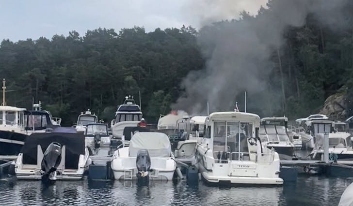 Brann i båt i Øyane