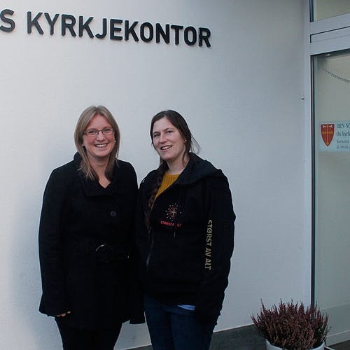 Trusopplæringsmedarbeidarane Gro Helen Skjælaaen og Hege Varhaug-Lekven ser fram til ei spennande helg saman med engasjerte niåringar. (Foto: Cathrin Valestrand)