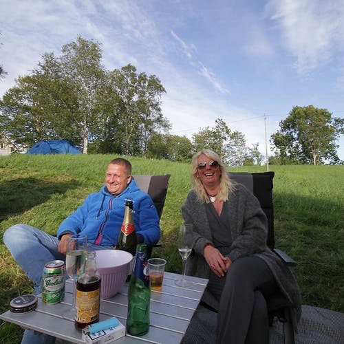 Trond og Hilde Andersen frå Landås tok med bubilen til Os. (Foto: Kjetil Vasby Bruarøy)