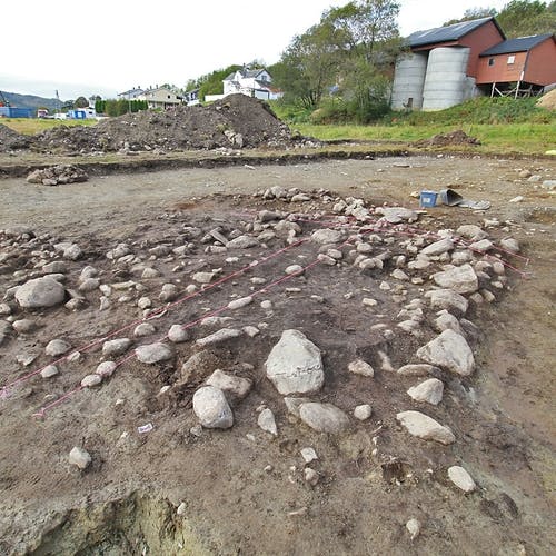 Denne formasjonen vil arkeologane sjå nærare på. (Foto: KOG)