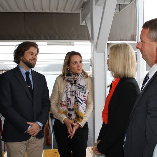 Stortingsrepresentant Ove Trellevik (H), Sigurd Sandmo, kulturministeren, Karin Hindsbo, Terje Søviknes og Marie Bruarøy i munter passiar (foto: AH)