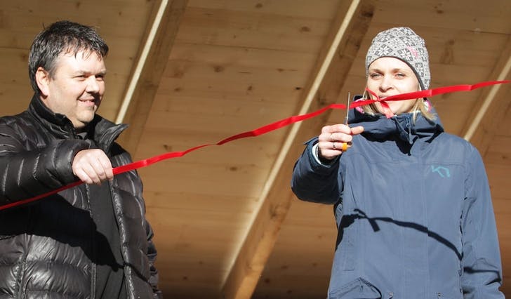 Grunneigar Reidar Rundsveen og ordførar Marie L. Bruarøy sto for den offisielle opninga av gapahuken i dag. (Foto: Kjetil Vasby Bruarøy)