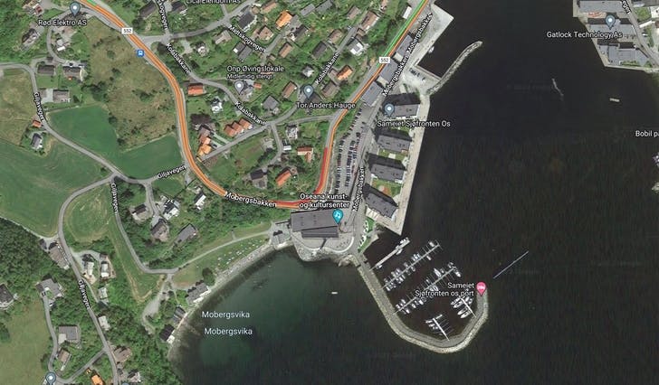 Ifølgje Google Maps si trafikkovervaking, er det stilleståande, men kort kø opp delar av Mobergsbakken. (Kart: Google Maps)