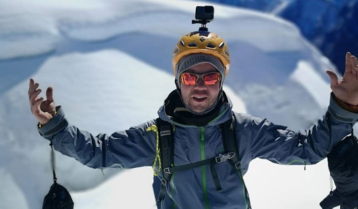 I sol og lite vind sto Jan Erik Haug på toppen av Lobuche East, i same «nabolag» som Mount Everest. (Foto: Privat/jarletraa.no)