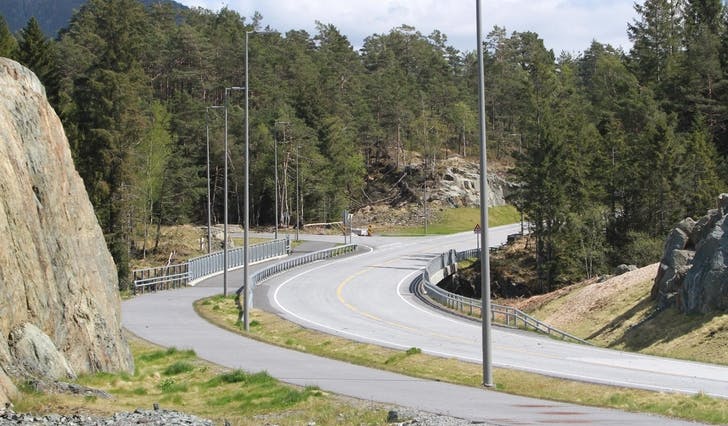 Ny fylkesveg frå Åsen til Endelausmarka og ny E39 er ferdig, men foreløpig ikkje lov for kven som helst å køyra på. (Foto: Kjetil Vasby Bruarøy)