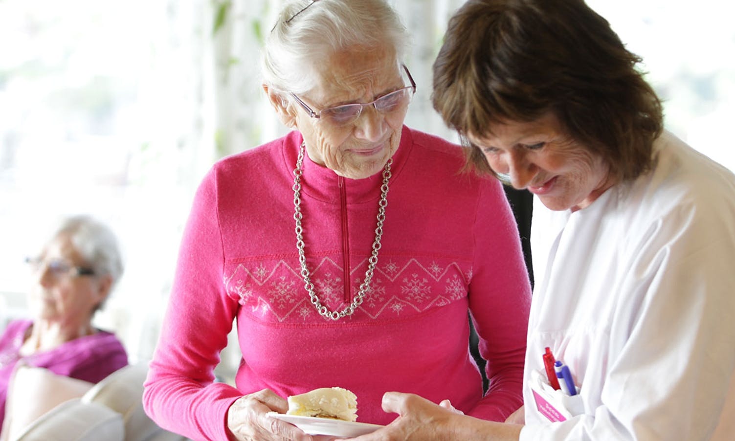 Agnes Bratlund og Anne Bratholmen spretta kaka. (Foto: KVB)