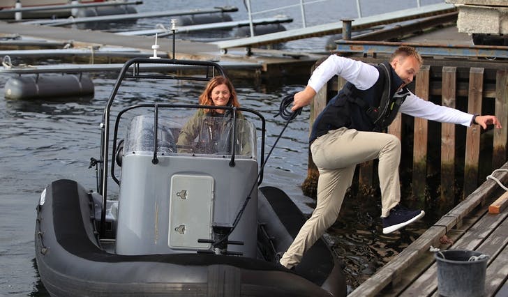 Når Susan H. Askvik er i båt er det gjerne mannfolka som må hoppa. Spenstige Jonathan Dyrstad er glad for initiativet. (Foto: Kjetil Vasby Bruarøy)