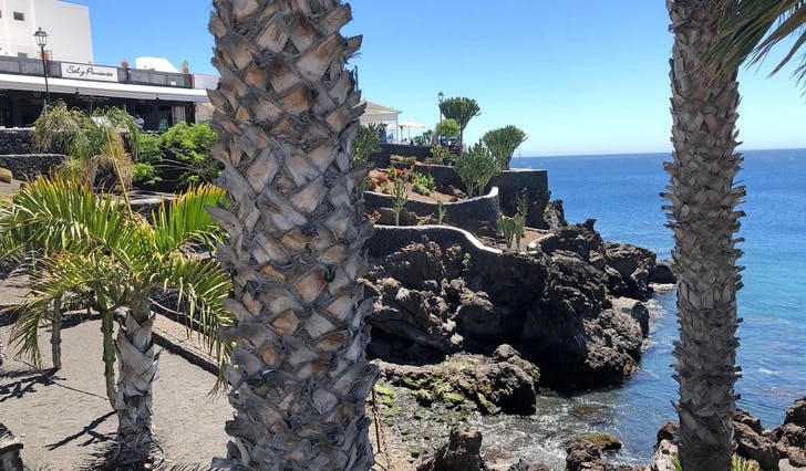 Sti frå hamn til strand i gamlebyen i Puerto del Carmen på Lanzarote. (Foto: Kjetil Vasby Bruarøy)