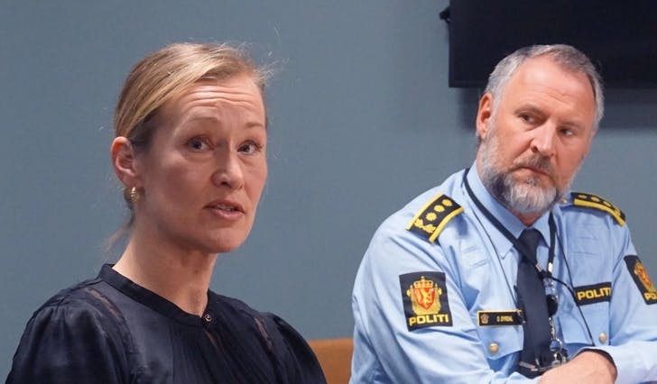 Åsta Bakke-Mjelde og politistasjonssjef Oddbjørn Dyrdal. (Foto: Kjetil Vasby Bruarøy)