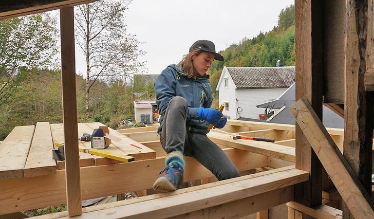 Jonas Bratlund Mæland (14) snur det å kjeda seg til noko kreativt - no bygger han hus. (Foto: Kjetil Osablod Grønvigh)&nbsp;