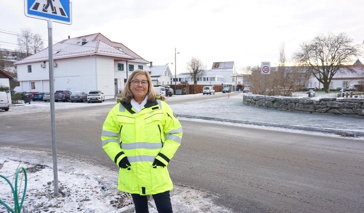 Lisbeth Axelsen ved nytt kryss og nye fortau utanfor nyopna parkeringshus. (Foto: Kjetil Vasby Bruarøy)