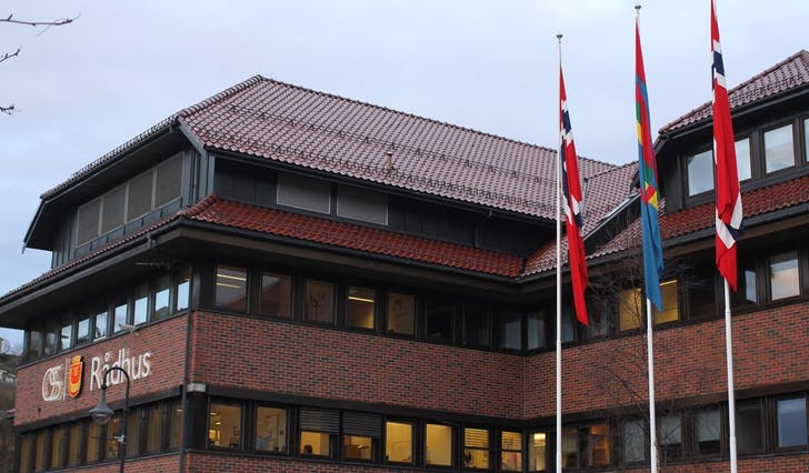 Det samiske flagget vaier foran Os Rådhus for første gang (foto: Andris Hamre)