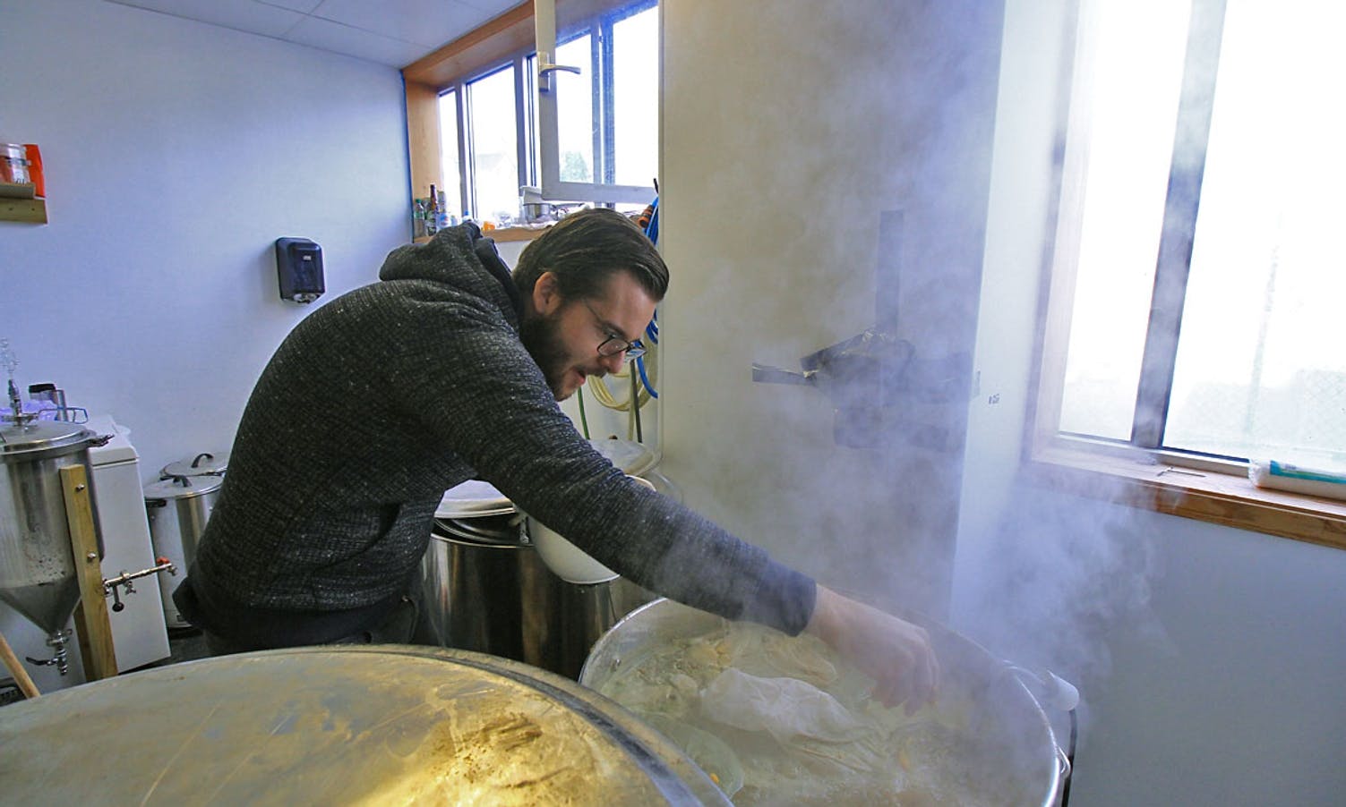 Hans Marius Johnsen har vore aktivt med i utvinninga av sitt eige øl. (Foto: KOG)