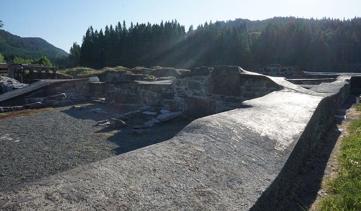 Blank mur der det før var torv skin i sola på Lyse kloster-ruinane. (Foto: Kjetil Vasby Bruarøy)