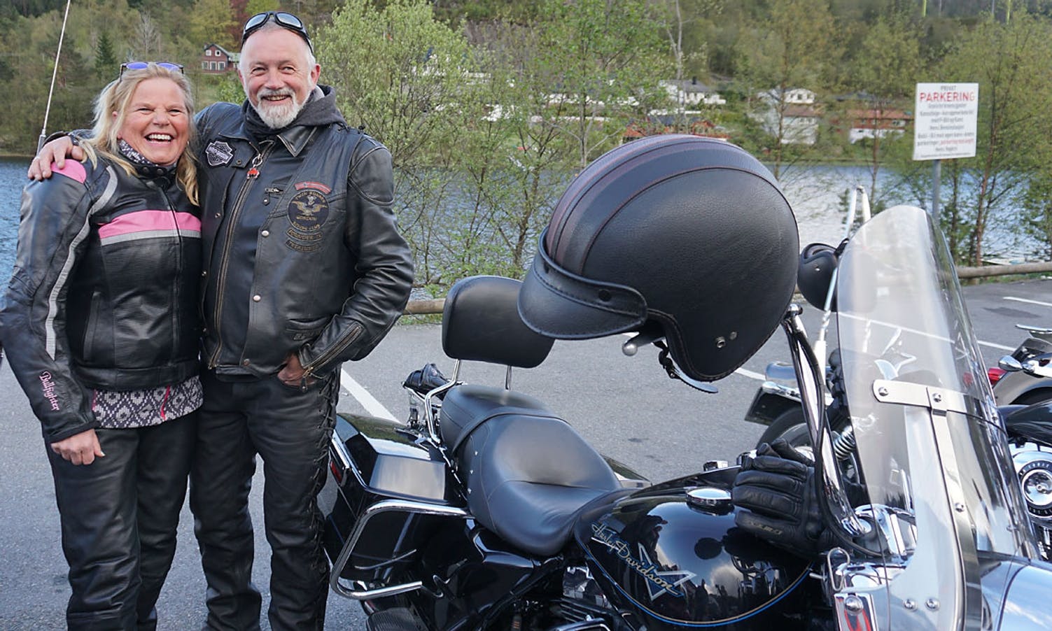 – Sjå på «kiket» mitt! Duddun Lindborg hang seg på stafetten på Halhjem. Til sommaren vert det 5 veker på motorsykkel gjennom Europa, fortel ho. (Foto: KOG)