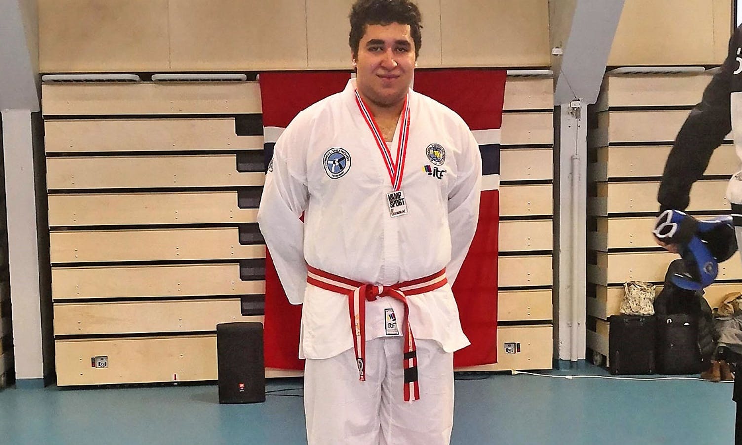 Monir Ouhadou tok sølv i klassen eldre junior 75 kg raudt belte. (Foto: privat)