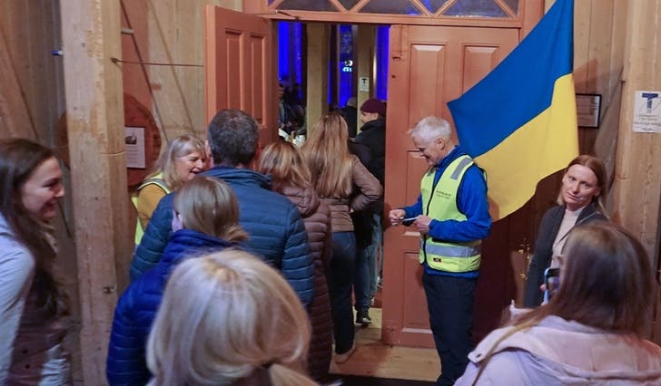 Det var gratis å koma inn, men dei over 300 gjestane vippsa rikeleg til støtte for Ukraina. (Foto: Kjetil Vasby Bruarøy)