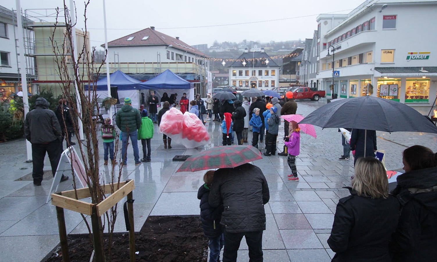 Det var paraply-vêr i Os i går. (Foto: KVB)