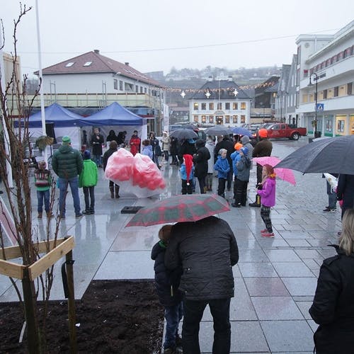 Det var paraply-vêr i Os i går. (Foto: KVB)