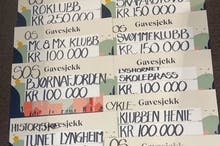 Nokre av dei 14 sjekkane som blei delte ut i førre veke. (Foto: Privat/Sparebanken Vest)