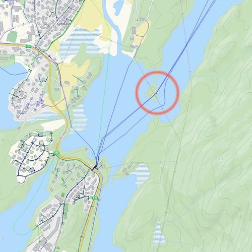 Leidningsbrotet er her, på eller nær Sanden og Sandholmen i Gåssandvatnet. (Kommunekart/Norkart)