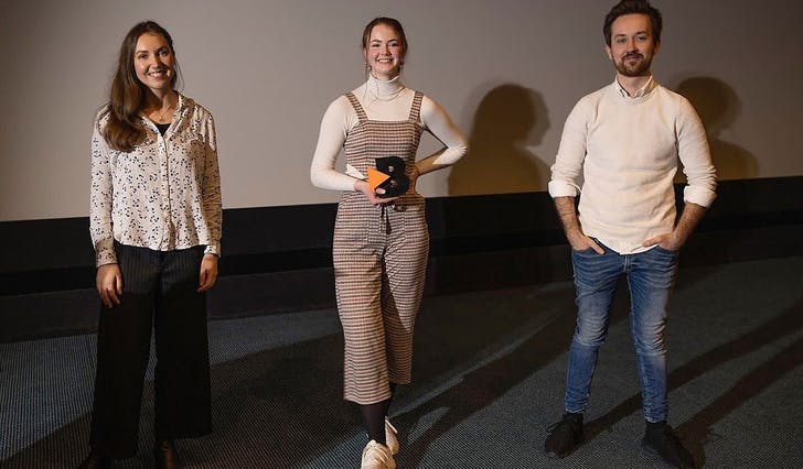 Isabel Furhovde (i midten), saman med Mathilde Austegard (vinnar - dokumentarfilm) og Kristoffer Foss Søfteland (vinnar - stop-motion-animasjonsfilm). (Foto: Sofie G. Vestad)