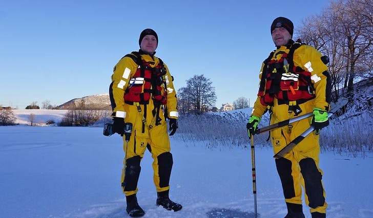 Kristoffer Hauge og Jan Olav Birkeland på måling på Ulvenvatnet 15. januar. (Foto: Kjetil Vasby Bruarøy)