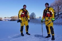 Kristoffer Hauge og Jan Olav Birkeland på måling på Ulvenvatnet 15. januar. (Foto: Kjetil Vasby Bruarøy)