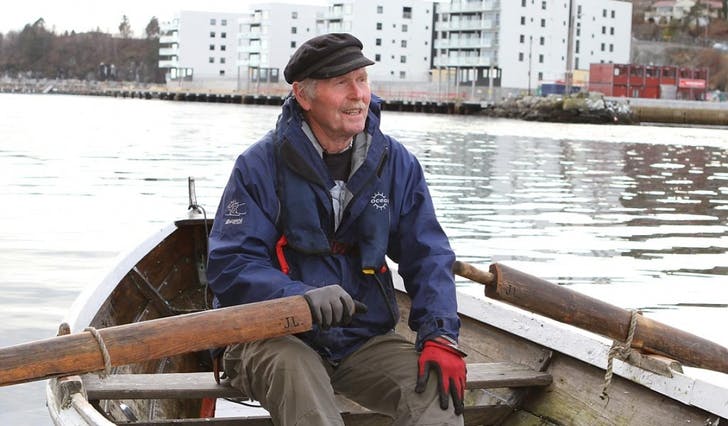 John er glad han flytta tilbake til Os og som nabo til Oselvarnaustet er han ofte på fjorden med nasjonalbåten. (Foto: Kjetil Vasby Bruarøy)