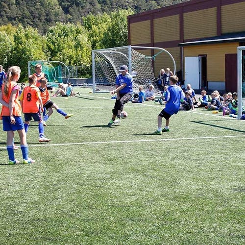 Fotballskule på Nore Neset (foto: Andris Hamre)