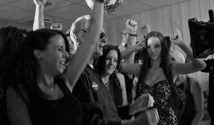Statistane lagde fest under innspelinga av Audrey Horne sin musikkvideo laurdag. (Foto: Camilla Renée Rysjedal)