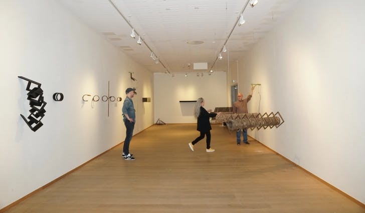 Skal by på en opplevelse: Kunstner Arne Rygvold, kurator Evelyn Holm og Vegard Urne plasserer skulpturene rommet som åpner på lørdag. (Foto: Nora Flatseth Trippestad)