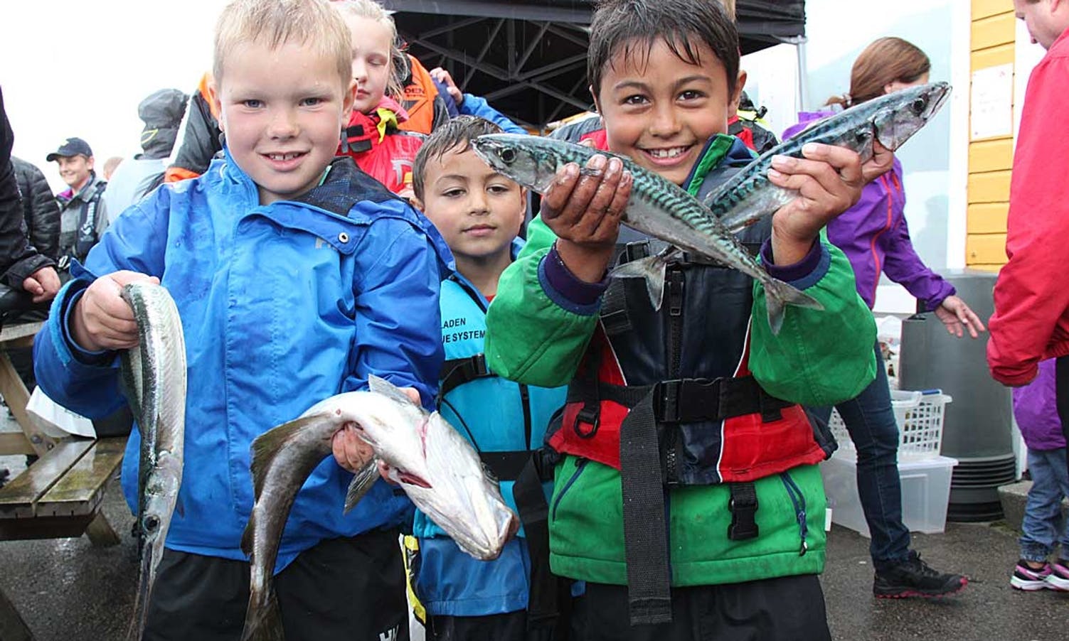 Eirik og Gabriel viser stolt fram noko av fangsten, både horngjel, hyse og makrell. (Foto: KML)